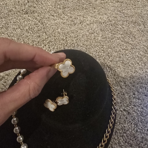 Stainless Steel- Gold and Pearl Jewelry Set with Clover Design - Picture 7 of 11